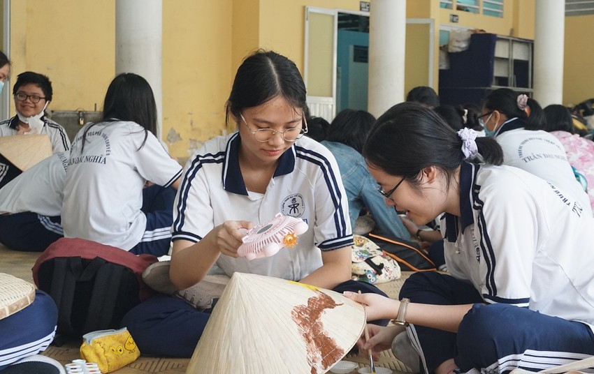 Ấn tượng: Học sinh trang trí ghế đá bằng công thức toán học ảnh 5