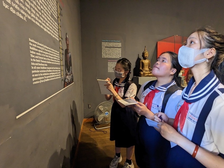 Students visit the History Museum, compete in Literature or good words Photo 2