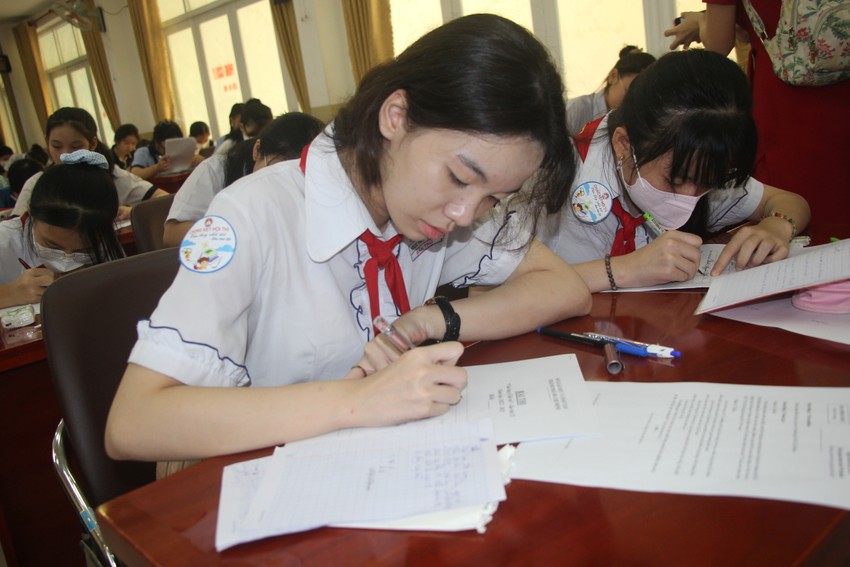 Students visit the History Museum, have a good literacy test photo 6