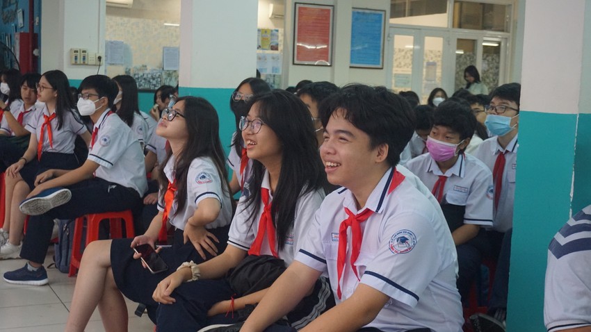 Nhấn vào ảnh để phóng to Học sinh thích thú khi được đóng vai nghệ sĩ cải lương