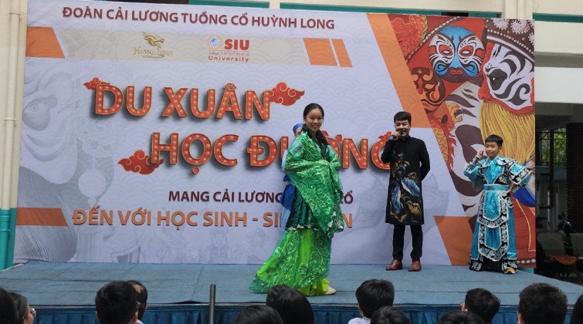Nhấn vào ảnh để phóng to Học sinh thích thú khi được đóng vai nghệ sĩ cải lương