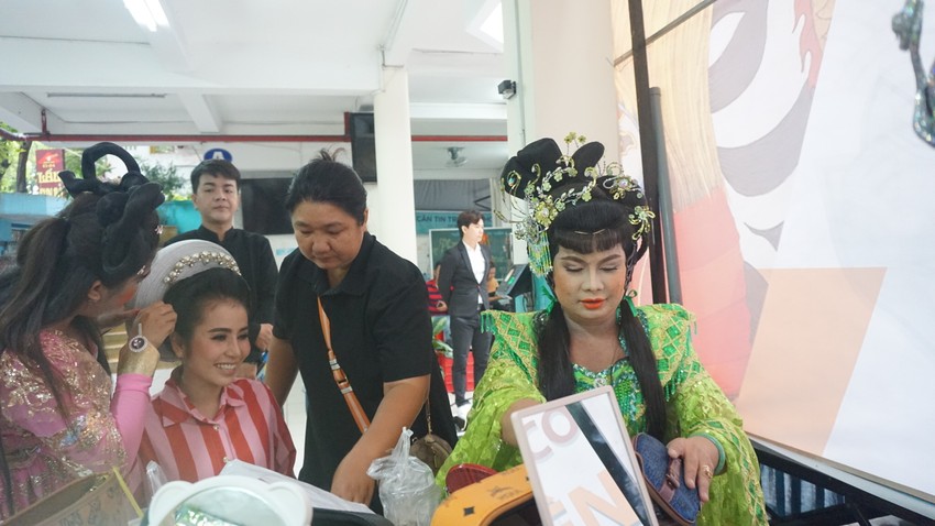 Nhấn vào ảnh để phóng to Học sinh thích thú khi được đóng vai nghệ sĩ cải lương