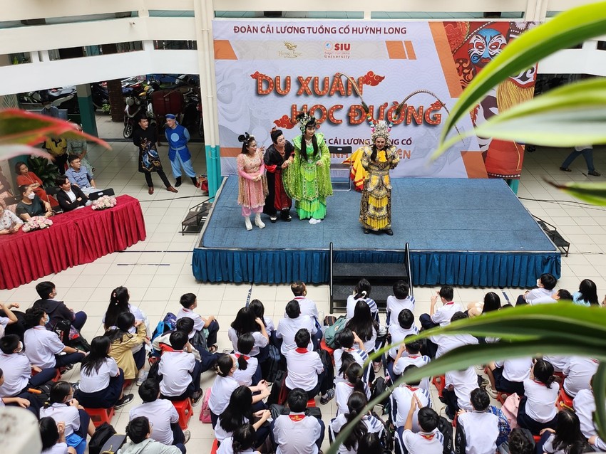 Nhấn vào ảnh để phóng to Học sinh thích thú khi được đóng vai nghệ sĩ cải lương