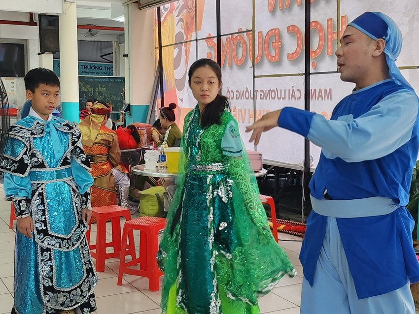 Nhấn vào ảnh để phóng to Học sinh thích thú khi được đóng vai nghệ sĩ cải lương