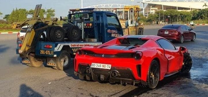 Cận cảnh hiện trường vụ siêu xe Ferrari 488 va chạm xe máy 1 người tử vong