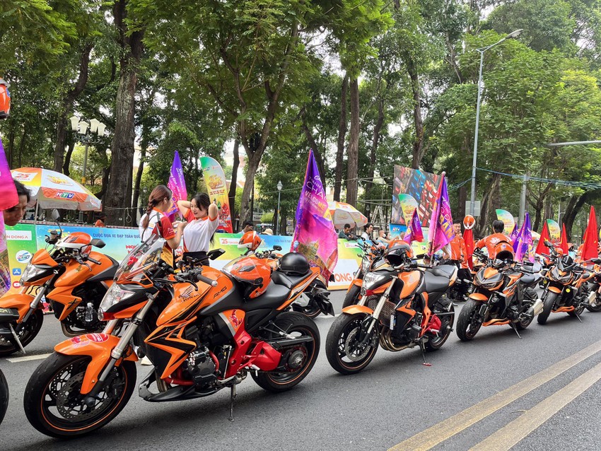 Dàn mô tô 'khủng' ấn tượng trên đường phố Sài Gòn ngày 30-4  ảnh 4