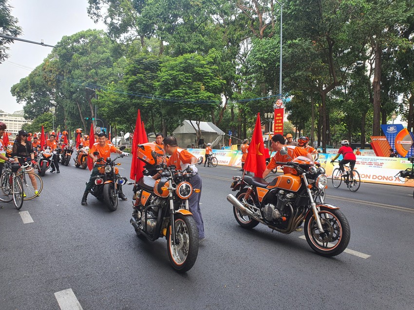 Dàn mô tô 'khủng' ấn tượng trên đường phố Sài Gòn ngày 30-4  ảnh 2