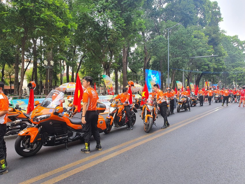 Dàn mô tô 'khủng' ấn tượng trên đường phố Sài Gòn ngày 30-4  ảnh 1