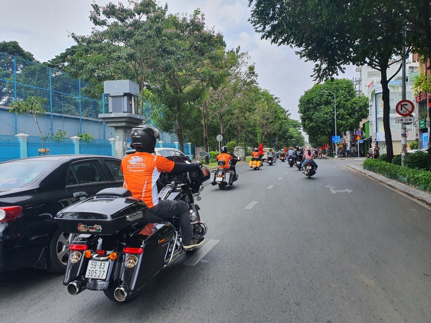 Dàn mô tô 'khủng' ấn tượng trên đường phố Sài Gòn ngày 30-4  ảnh 5