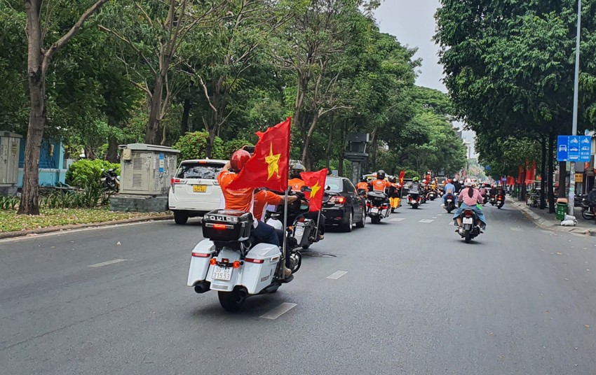 Dàn mô tô 'khủng' ấn tượng trên đường phố Sài Gòn ngày 30-4  ảnh 6