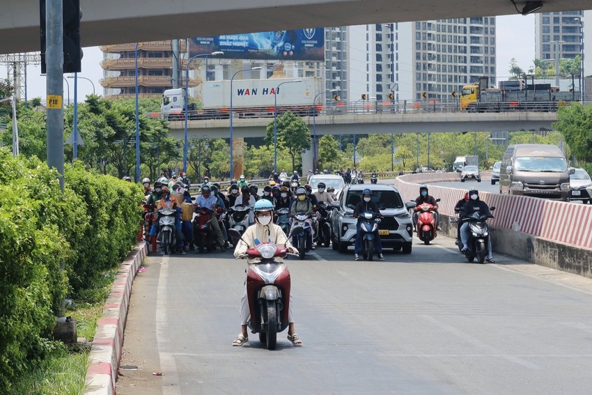 Luật sư phân tích hiện tượng 'tránh nắng, tránh mưa' dưới cầu vượt, bóng râm ảnh 1