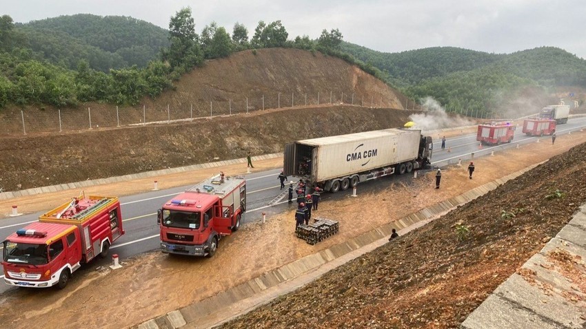 Cẩn trọng với những vật dụng này trên ô tô dưới thời tiết nắng nóng ảnh 1