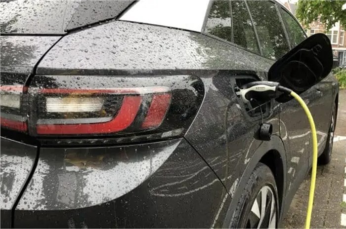 Sạc xe điện ngoài trời mưa có an toàn không? ảnh 1