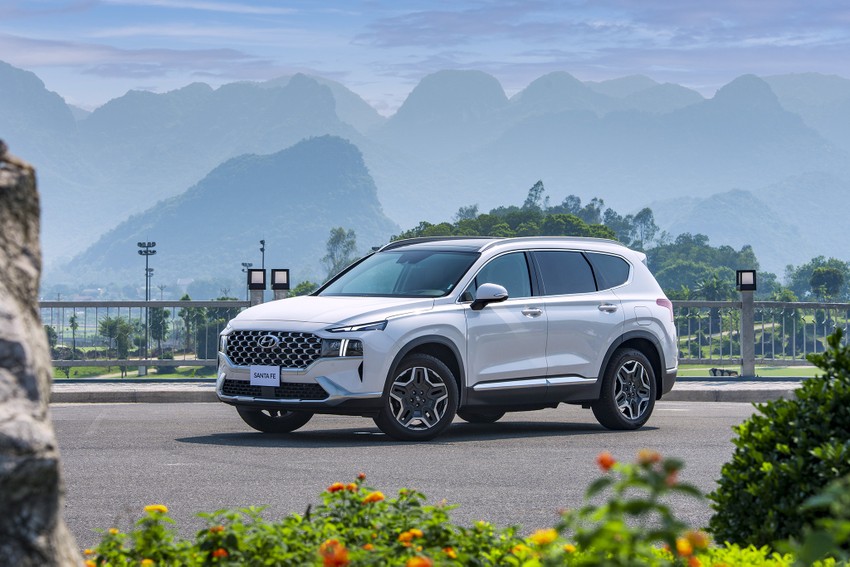 Mẫu Santa Fe Hybrid mới của Hyundai có đáng mua? ảnh 1
