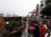 Chợ hoa xuân 'trên bến dưới thuyền' nhộn nhịp chiều 30 tết
