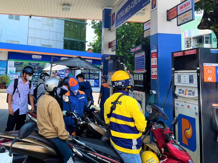 Việt Nam tiếp tục tăng nhập khẩu xăng dầu  ảnh 1