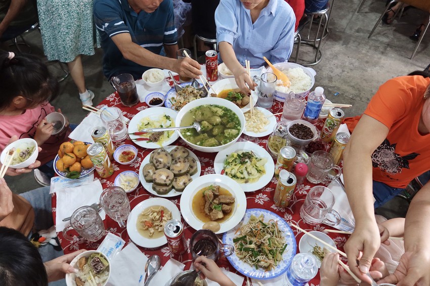 A warm New Year's meal at the worker's dormitory photo 2