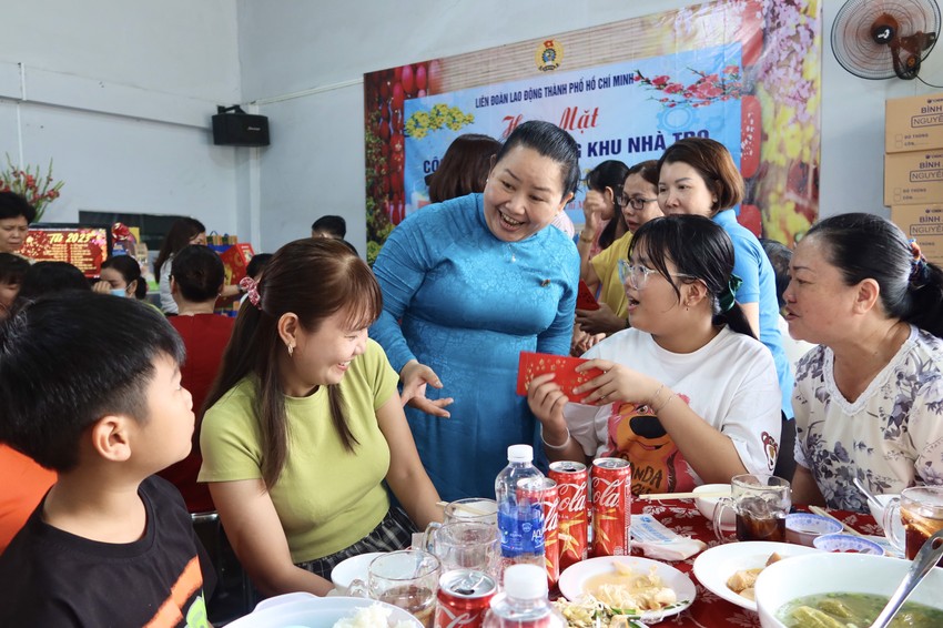 A warm New Year's meal at the worker's dormitory photo 3