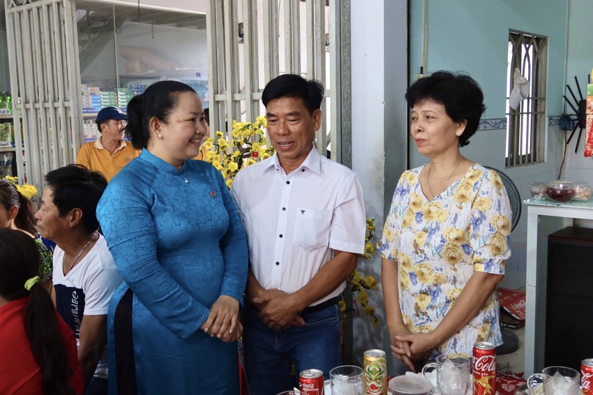 A warm New Year's meal at the worker's dormitory photo 4