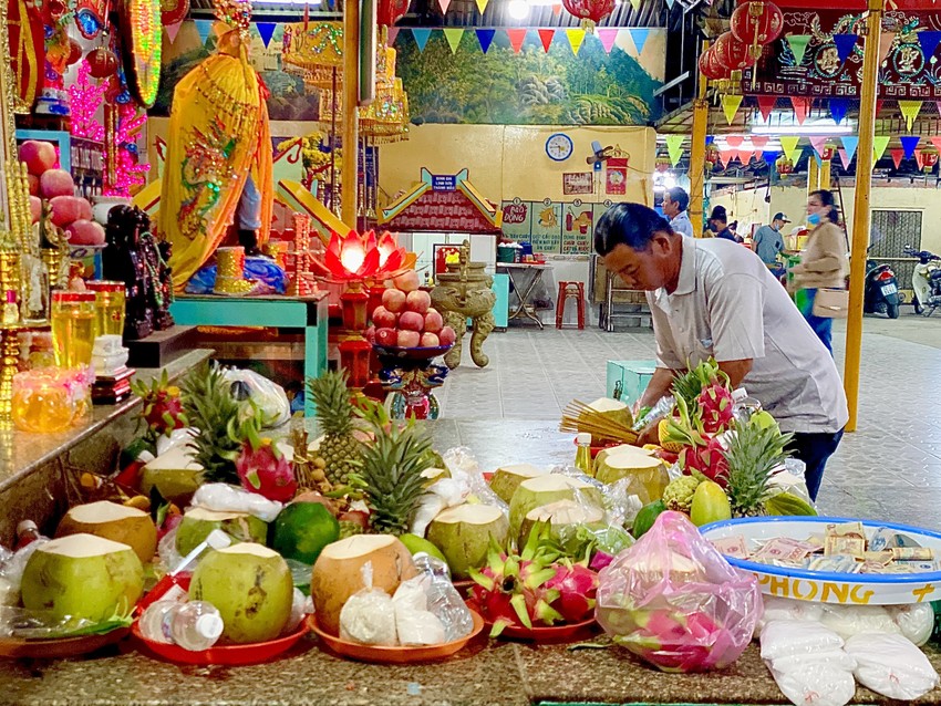 On the full moon of January, people flock to Ba Chau Doc 2 pagoda to pray for good fortune and peace