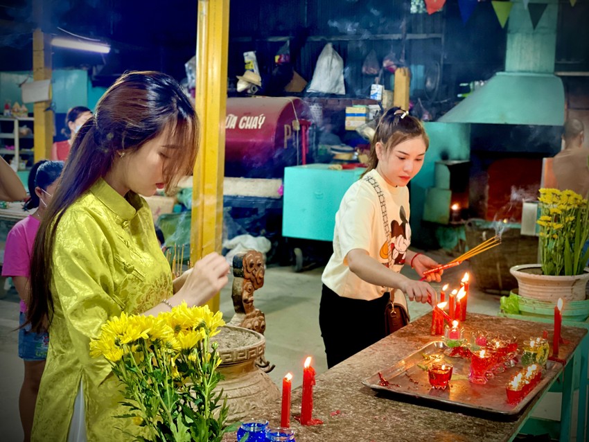 On the full moon of January, people flock to Ba Chau Doc 2 pagoda to pray for good fortune and peace