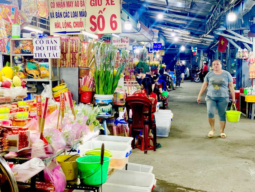 On the full moon of January, people flock to Ba Chau Doc 2 pagoda to pray for good fortune and peace