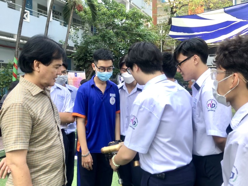 Nhấn vào ảnh để phóng to Thiết bị không người lái của học sinh có thể quay phim, khảo sát cứu hộ ảnh 2