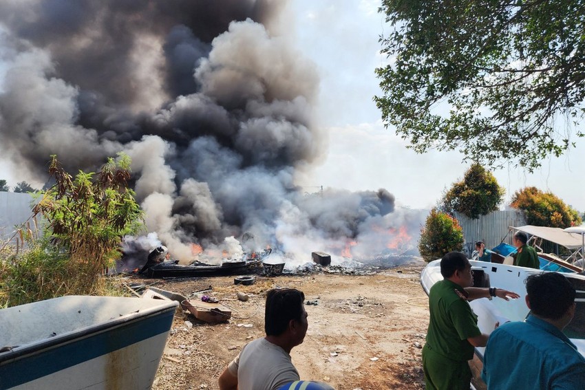 Burning regarding 10 canoes in Thu Duc City Photo 2