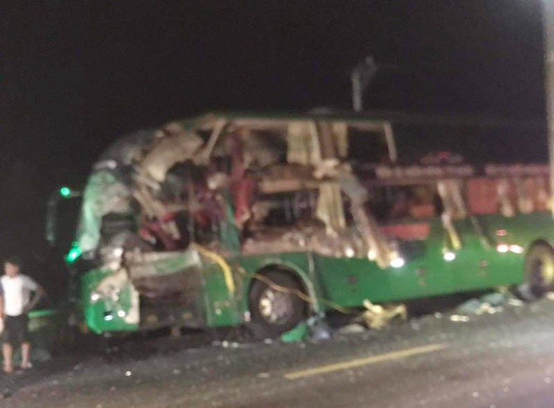 2 xe khách tông nhau trong đêm, 2 người chết, nhiều người bị thương ảnh 2