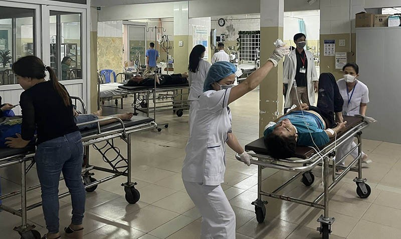 2 xe khách tông nhau trong đêm, 2 người chết, nhiều người bị thương ảnh 3