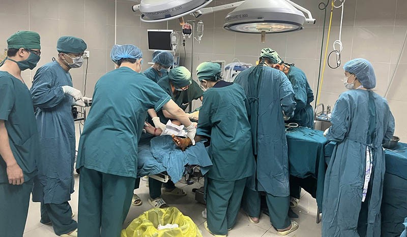 2 xe khách tông nhau trong đêm, 2 người chết, nhiều người bị thương ảnh 4