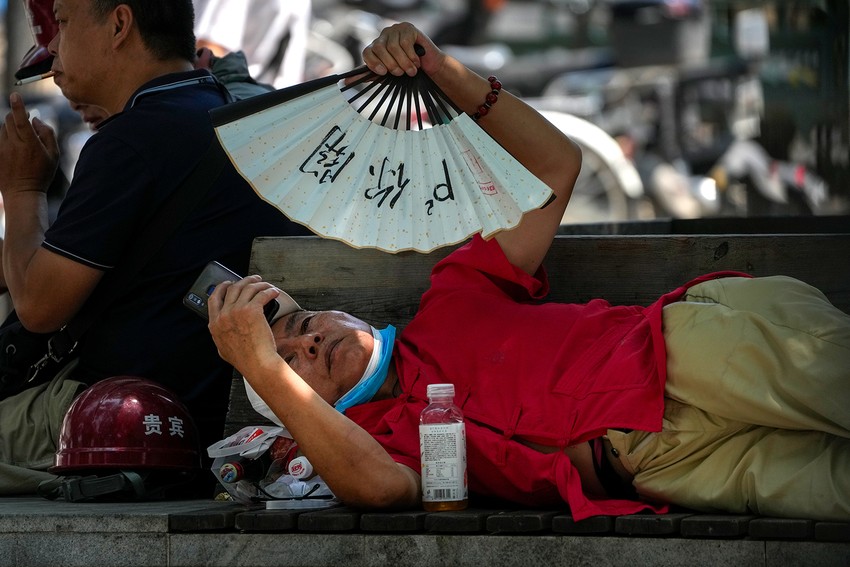 Photo series: Americans, Europeans, Asians, Middle Eastern people buckling in the hot sun photo 11