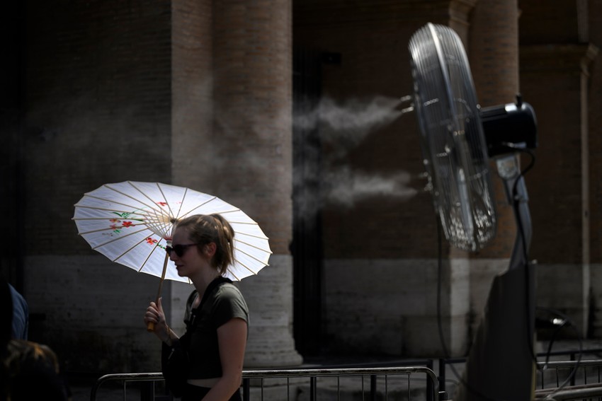 Photo series: Americans, Europeans, Asians, Middle Eastern people buckling in the hot sun photo 4