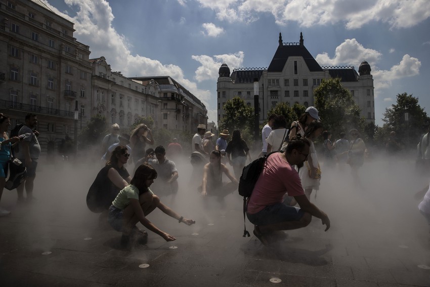 Photo series: Americans, Europeans, Asians, Middle Eastern people buckling in the hot sun photo 6