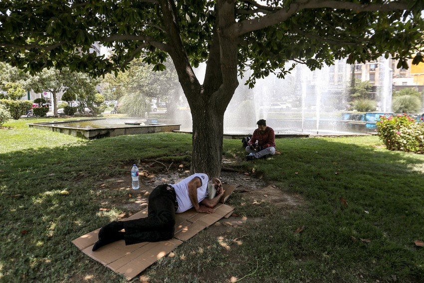 Photo series: Americans, Europeans, Asians, Middle Eastern people buckling in the hot sun photo 10