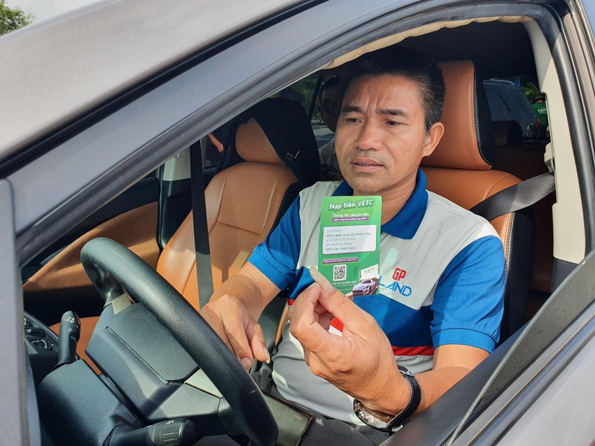 1 xe có được dán 2 thẻ thu phí không dừng?