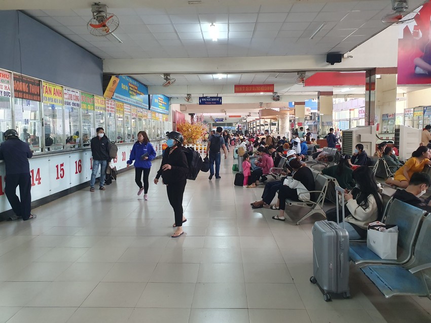 The number of passengers passing through Mien Dong Bus Station has just decreased, Mien Tay Bus Station has not reached its peak yet. Photo 6