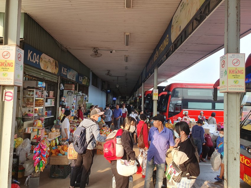 The number of passengers passing through Mien Dong Bus Station has just decreased, Mien Tay Bus Station has not reached its peak yet. Photo 5