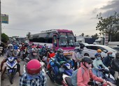 QL60: Đường dẫn vào cầu Rạch Miễu kẹt xe hơn 5km