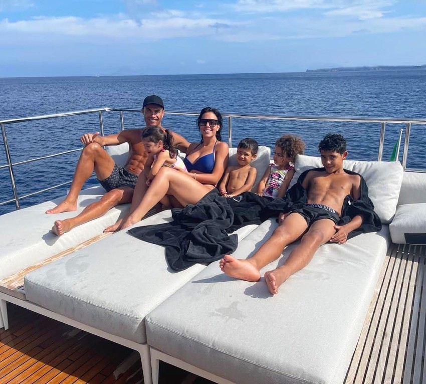 Taking an early break, Ronaldo shows off a picture of sunbathing traveling with his family photo 1