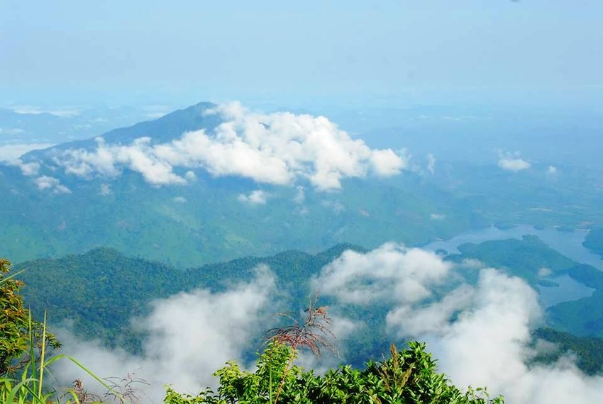 Non tiên Bạch Mã bình minh: Nếu bạn muốn chiêm ngưỡng cảnh đẹp của non tại Việt Nam, đừng bỏ lỡ ngày mới bắt đầu với đỉnh núi Bạch Mã. Đây là một quang cảnh tuyệt đẹp, nơi mặt trời mọc từ phía sau dãy núi và tạo ra những bức hình đẹp như tranh vẽ. Đón chào buổi sáng mới trong một khoảnh khắc tuyệt vời.