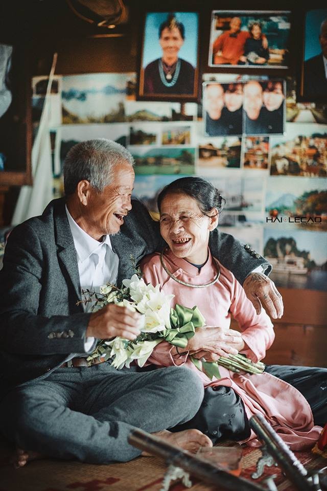 Bức ảnh cưới của 2 cụ già tràn đầy hạnh phúc, với nụ cười tươi rói, sự trẻ trung và hào phóng chắc chắn sẽ khiến bạn thấy đắm đuối. Hãy cùng xem bức ảnh này và chạm đến những giây phút ngọt ngào trong tình yêu của họ.