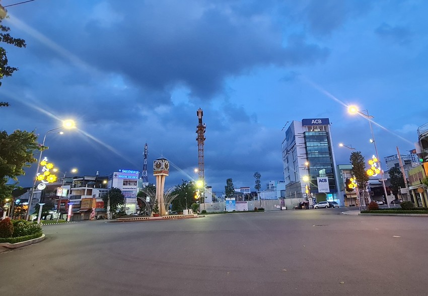 Thị trấn Biên Hòa tĩnh lặng và yên bình vào đêm. Hình ảnh đường phố vắng càng khiến nó trở nên đẹp hơn. Hãy khám phá những góc mới của Biên Hòa và thư giãn với bầu không khí thanh tịnh.