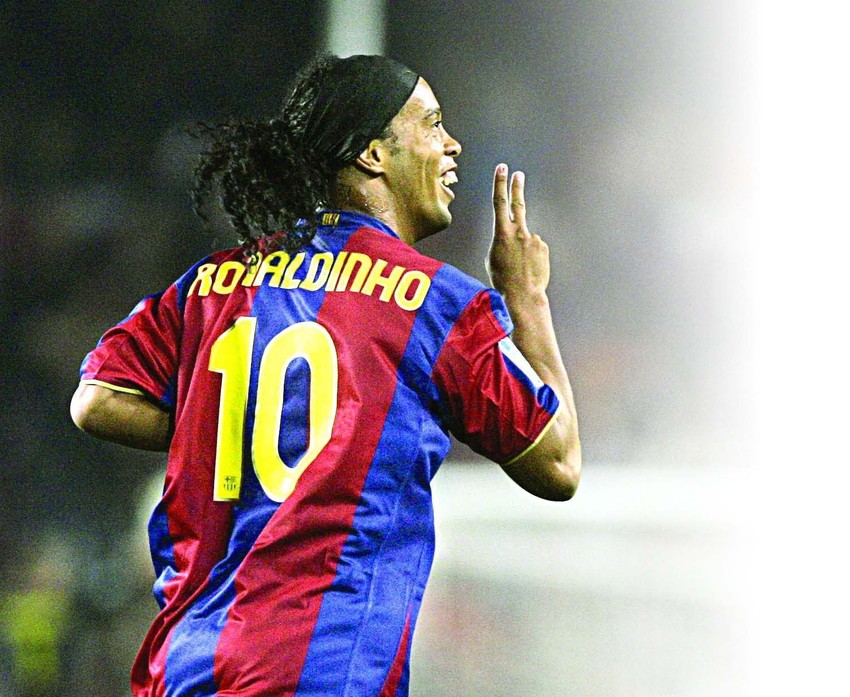 Ronaldinho: Hãy tận hưởng những khoảnh khắc đáng nhớ của Ronaldinho - một trong những cầu thủ tài năng nhất mọi thời đại! Hãy cảm nhận niềm đam mê và tình yêu dành cho bóng đá của anh ta thông qua hình ảnh của anh ta với những đòn kết hợp, những pha tung người điêu luyện và những bàn thắng đẳng cấp.