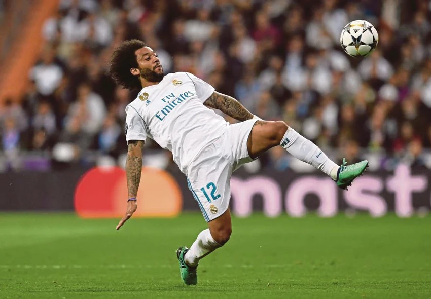 Hãy khám phá bức ảnh về Marcelo, cầu thủ bóng đá nổi tiếng và tài năng của Real Madrid. Bạn sẽ được tiếp cận với một trong những hậu vệ hàng đầu thế giới, người đã chứng tỏ được những khả năng của mình trên sân cỏ.