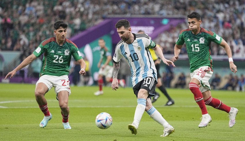 Maradona và Messi là hai biểu tượng của bóng đá Argentina. Trong các trận đấu quan trọng, không ai làm tốt hơn chiến thuật \