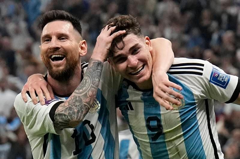 Sự nghiệp lẫy lừng của Messi không chỉ là những con số và danh hiệu mà còn là câu chuyện đầy cảm hứng về sự kiên trì và nỗ lực. Hãy cùng xem lại hành trình của anh từ những ngày đầu mới bước chân vào World Cup cho đến hiện tại.