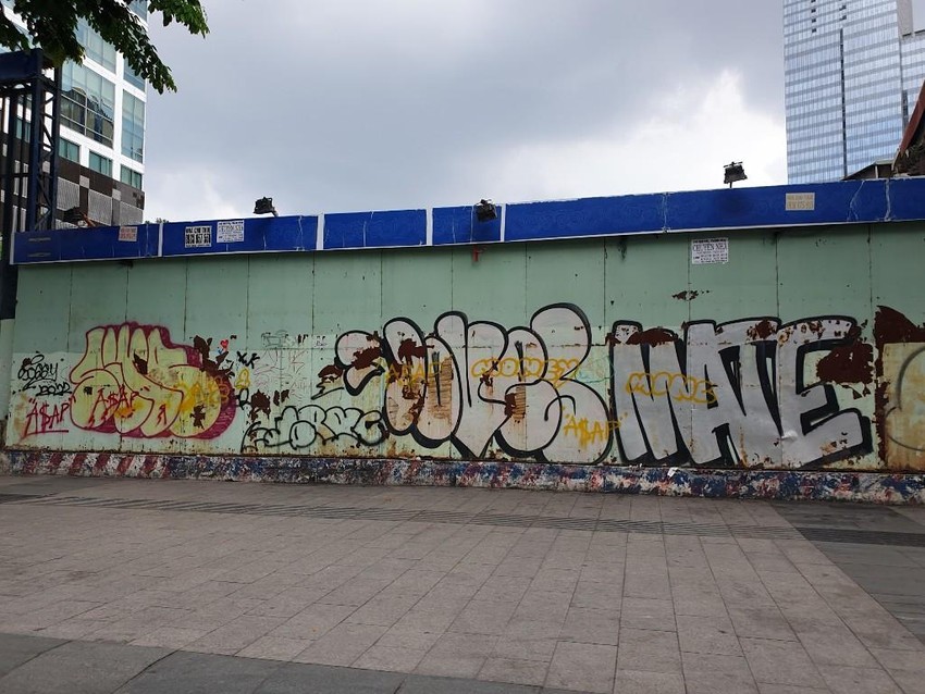 Vẽ bậy đường phố: Nghệ thuật vẽ graffiti và bậy đường phố đang dần trở thành một phong trào nghệ thuật phổ biến trên thế giới. Hãy cùng khám phá thế giới của những họa sĩ đường phố thông qua những hình ảnh sáng tạo và độc đáo. Bạn sẽ được trải nghiệm một món nghệ thuật đầy sức sống và năng động.