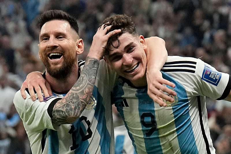 Argentina không thể thiếu được tài năng của Messi, người đã vượt qua hàng loạt thống kê và mang về những chiến thắng quan trọng cho đội tuyển. Xem hình ảnh liên quan để cảm nhận đẳng cấp của \
