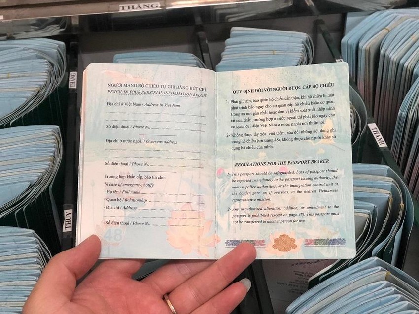 Cấp hộ chiếu mẫu mới đang được triển khai tại Việt Nam. Điều này sẽ giúp du khách thanh toán nhanh hơn tại các sân bay trên toàn thế giới. Hãy ghé thăm các hình ảnh liên quan để tìm hiểu về hộ chiếu mẫu mới này và cách thức sử dụng chúng.